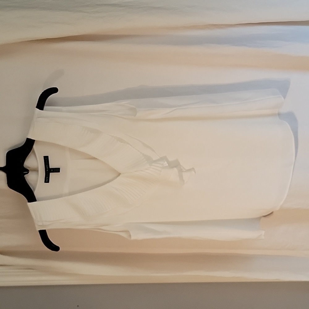 Size 10 WHBM White Scalloped V Neck Blouse